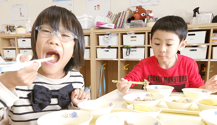 もりもり食べる子ども